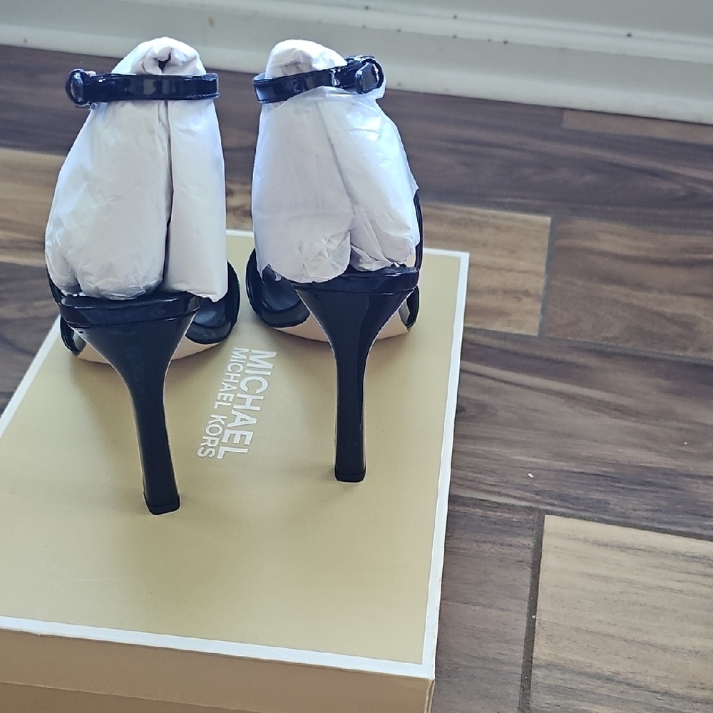 Michael Kors Black Heels Elegant Design - Picture 5 of 6
